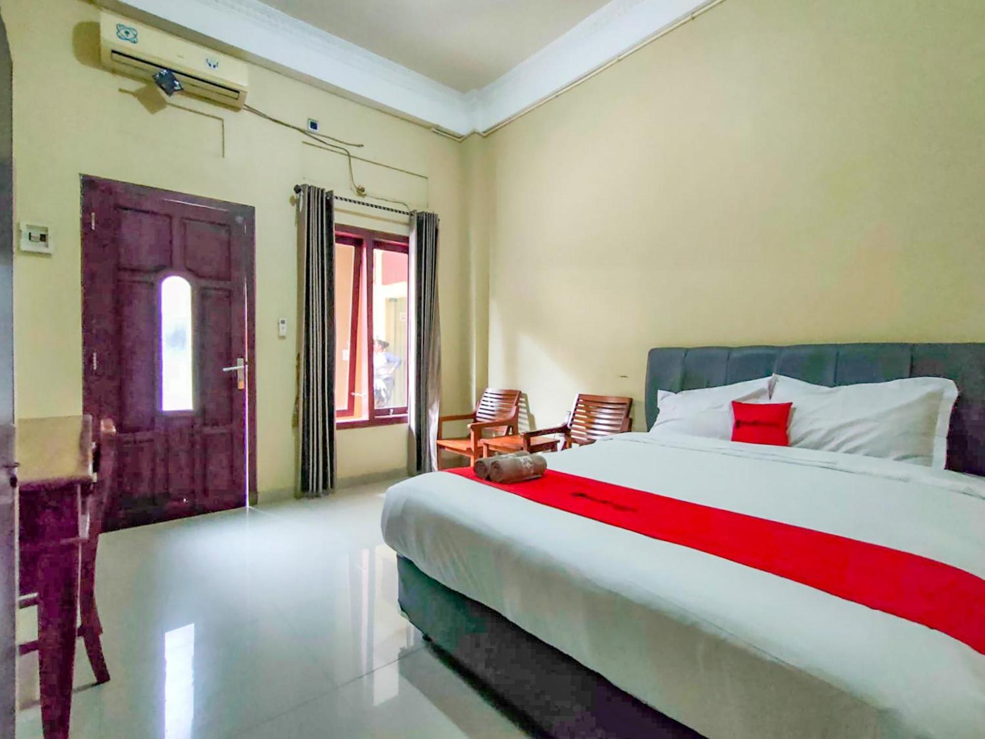 Hotel Reddoorz At Kutisari 2 2*