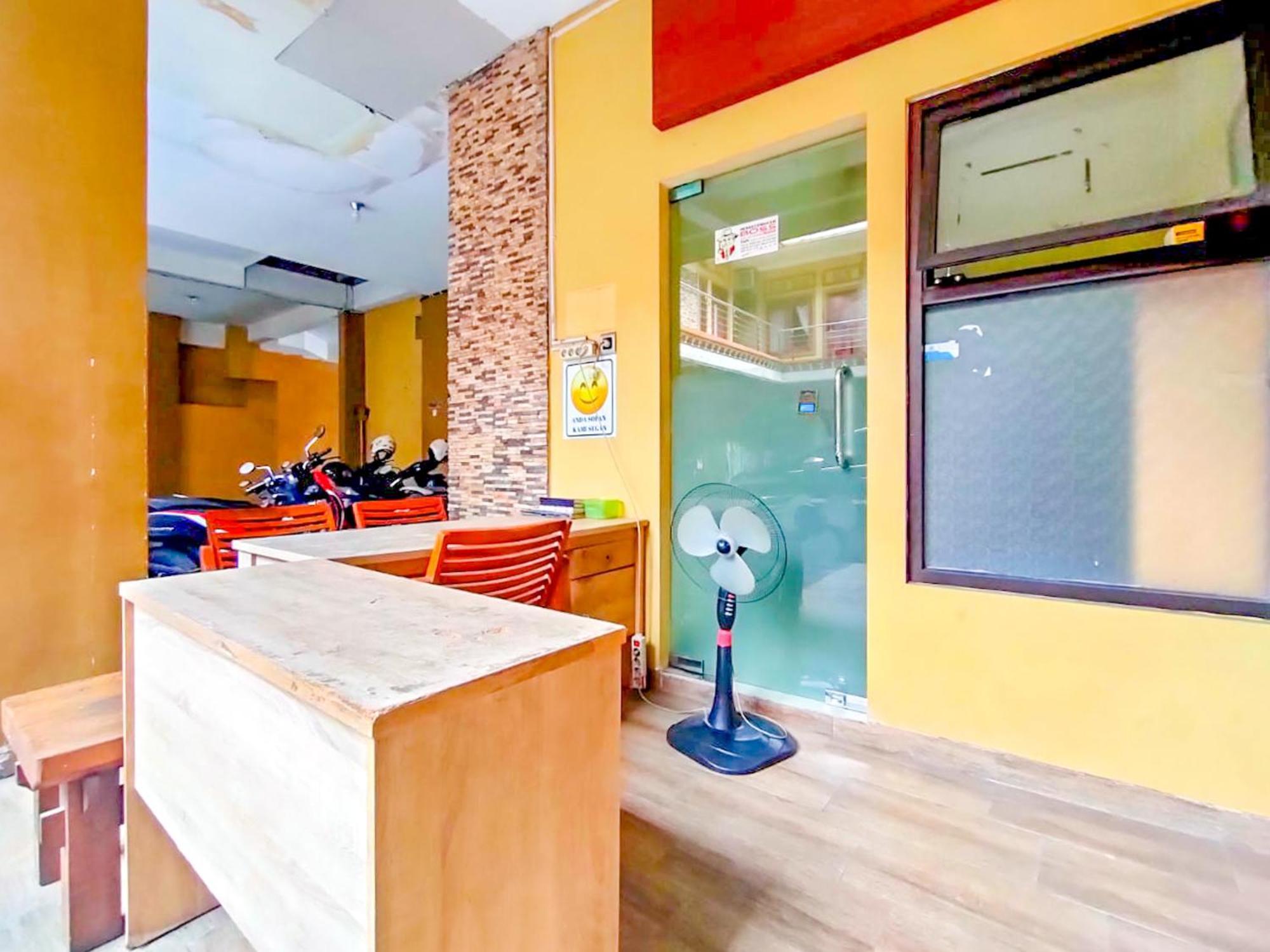 Hotel Reddoorz At Kutisari 2 2*