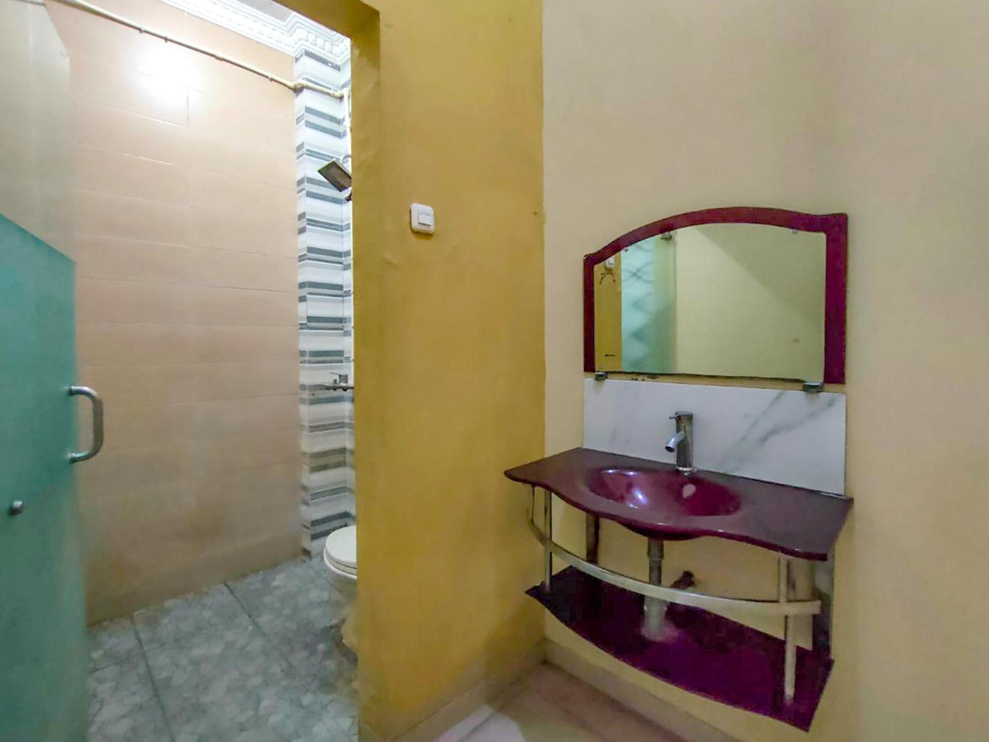 Reddoorz At Kutisari 2 Hotel
