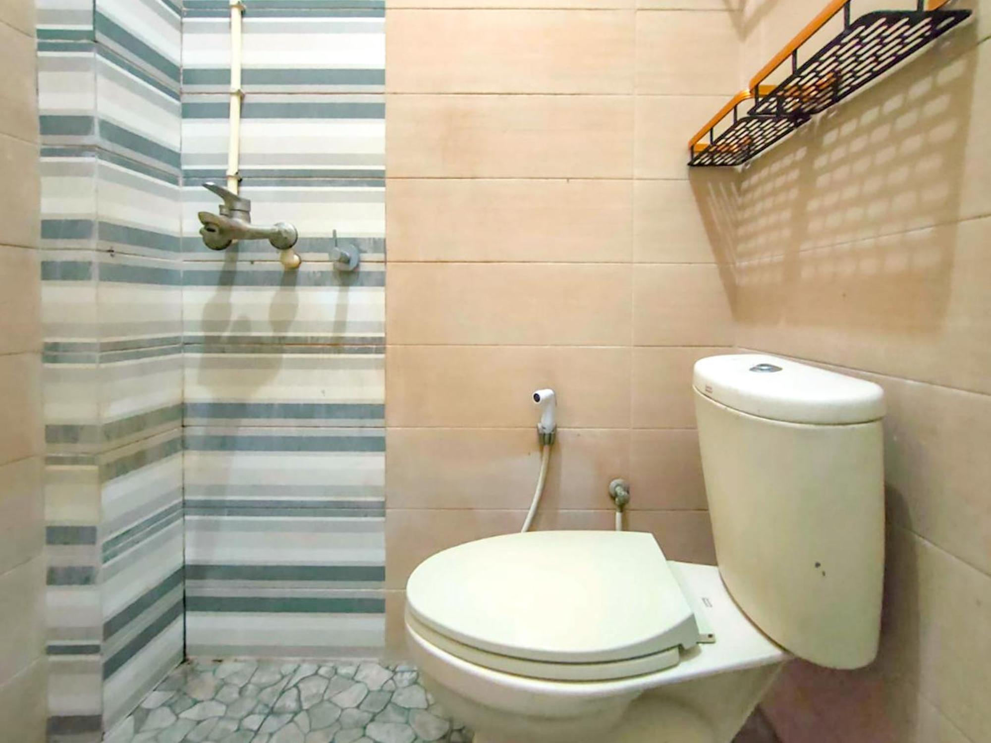 Hotel Reddoorz At Kutisari 2