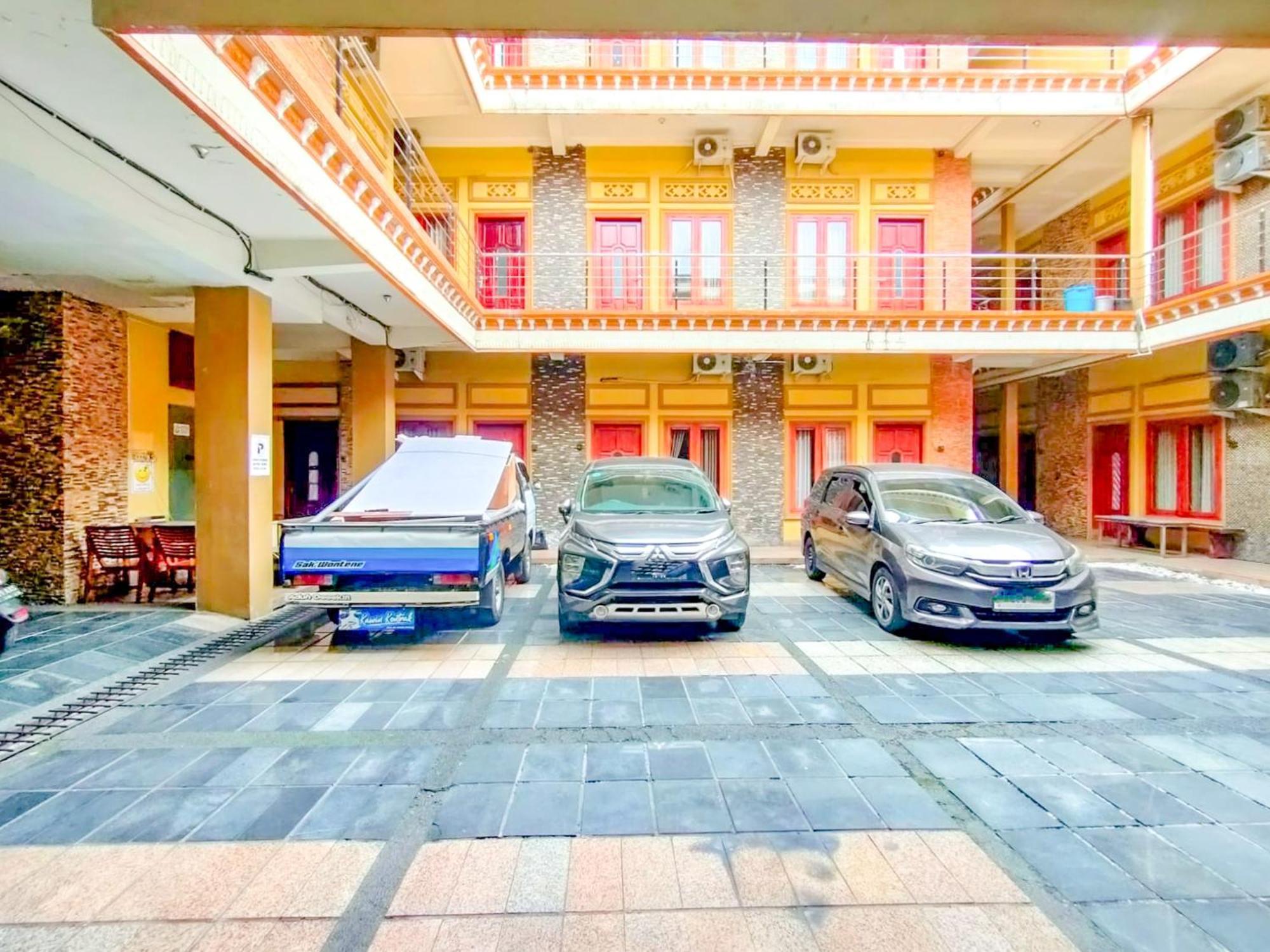 Hotel Reddoorz At Kutisari 2 2*