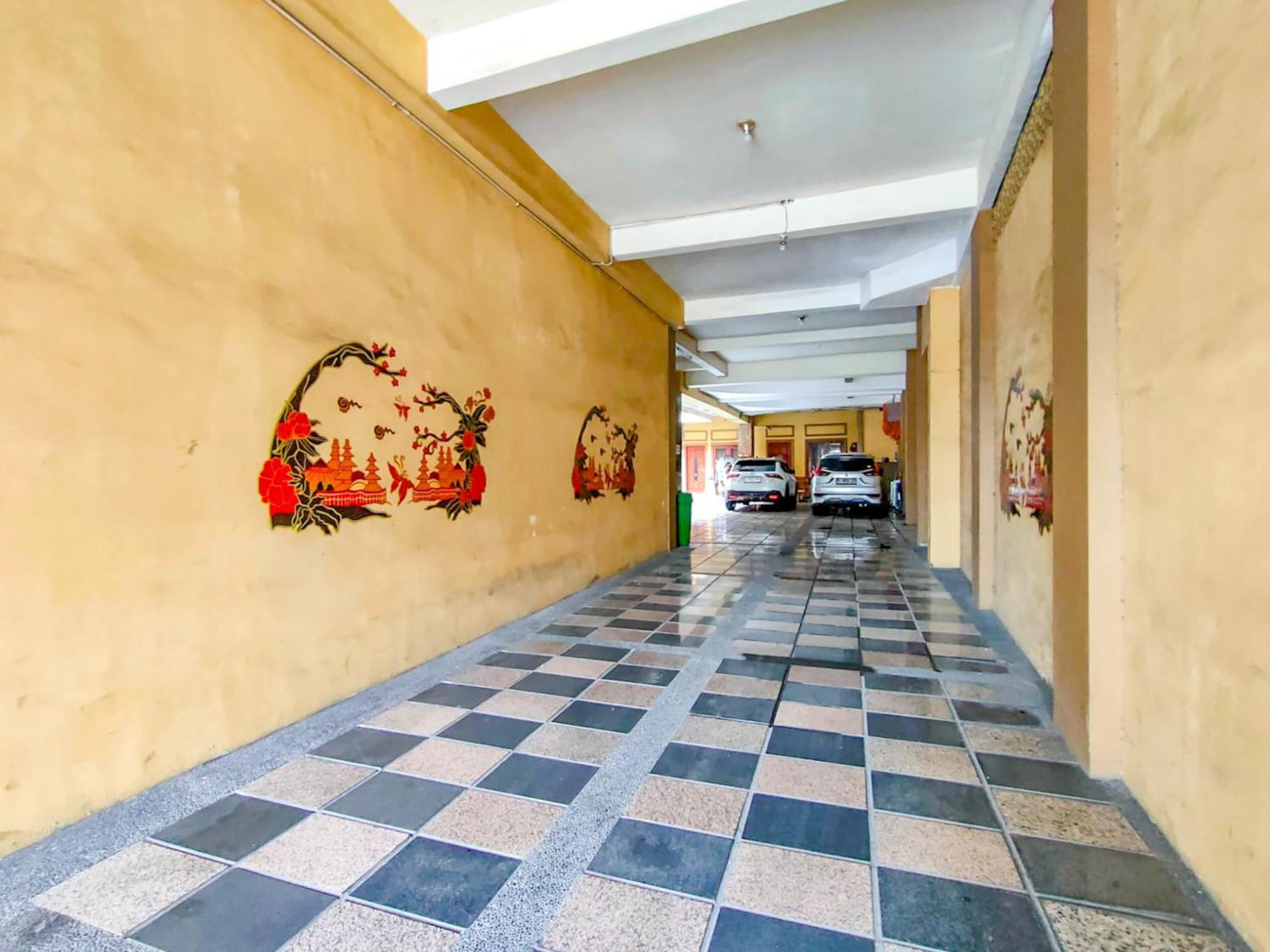 Hotel Reddoorz At Kutisari 2 2*